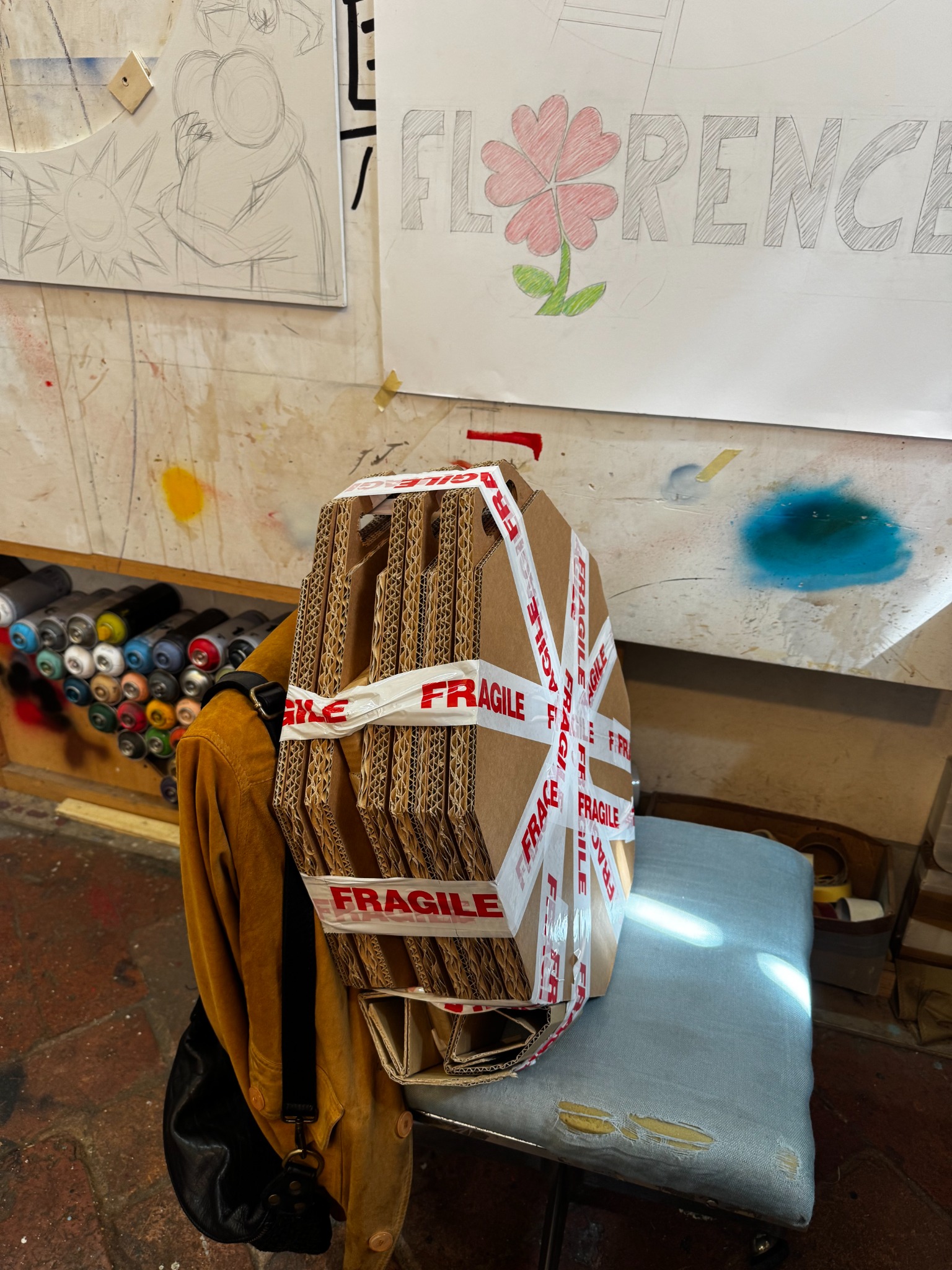 Packed cardboard supports marked fragile in CLET Studio